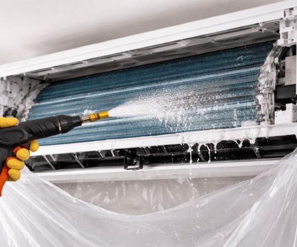 室內機蒸發器清潔很重要，避免熱交換差與冷房不足